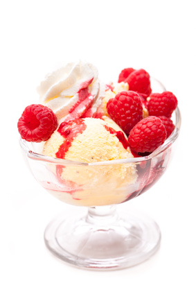 Eisbecher mit Himbeeren