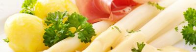 Spargel mit neuen Kartoffeln und Serranoschinken